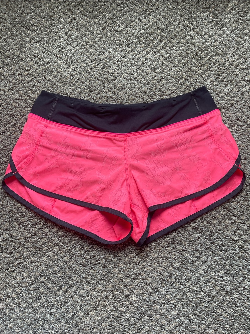 Lululemon Speed Shorts - Jacquard Flash / Deep Coal; Size 6